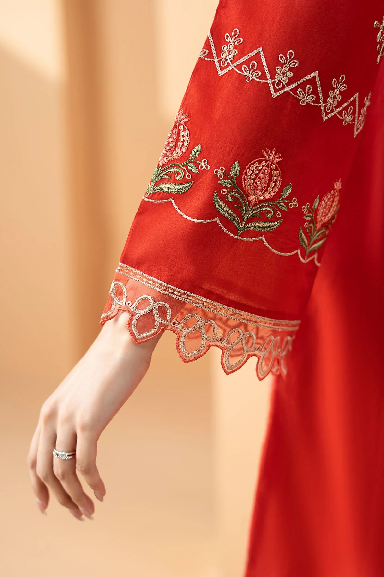 3 Piece Embroidered Lawn Suit - Image 5