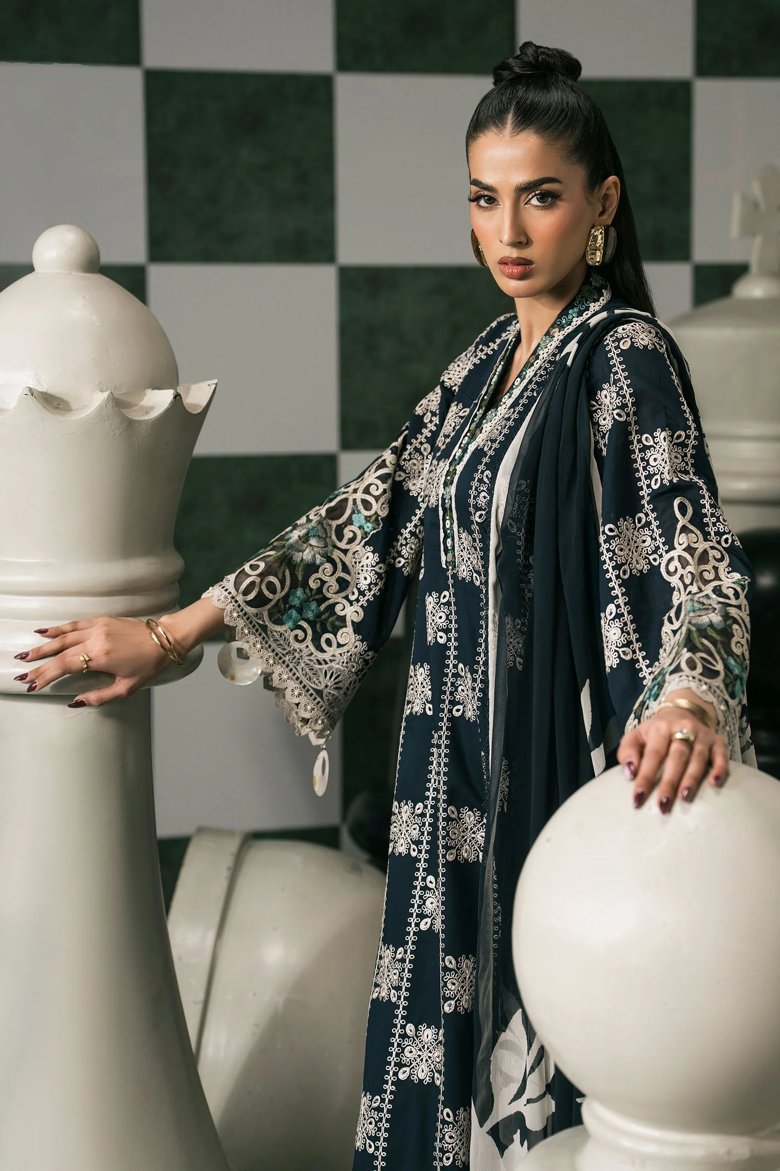 3 Piece Embroidered Lawn Suit - Image 3