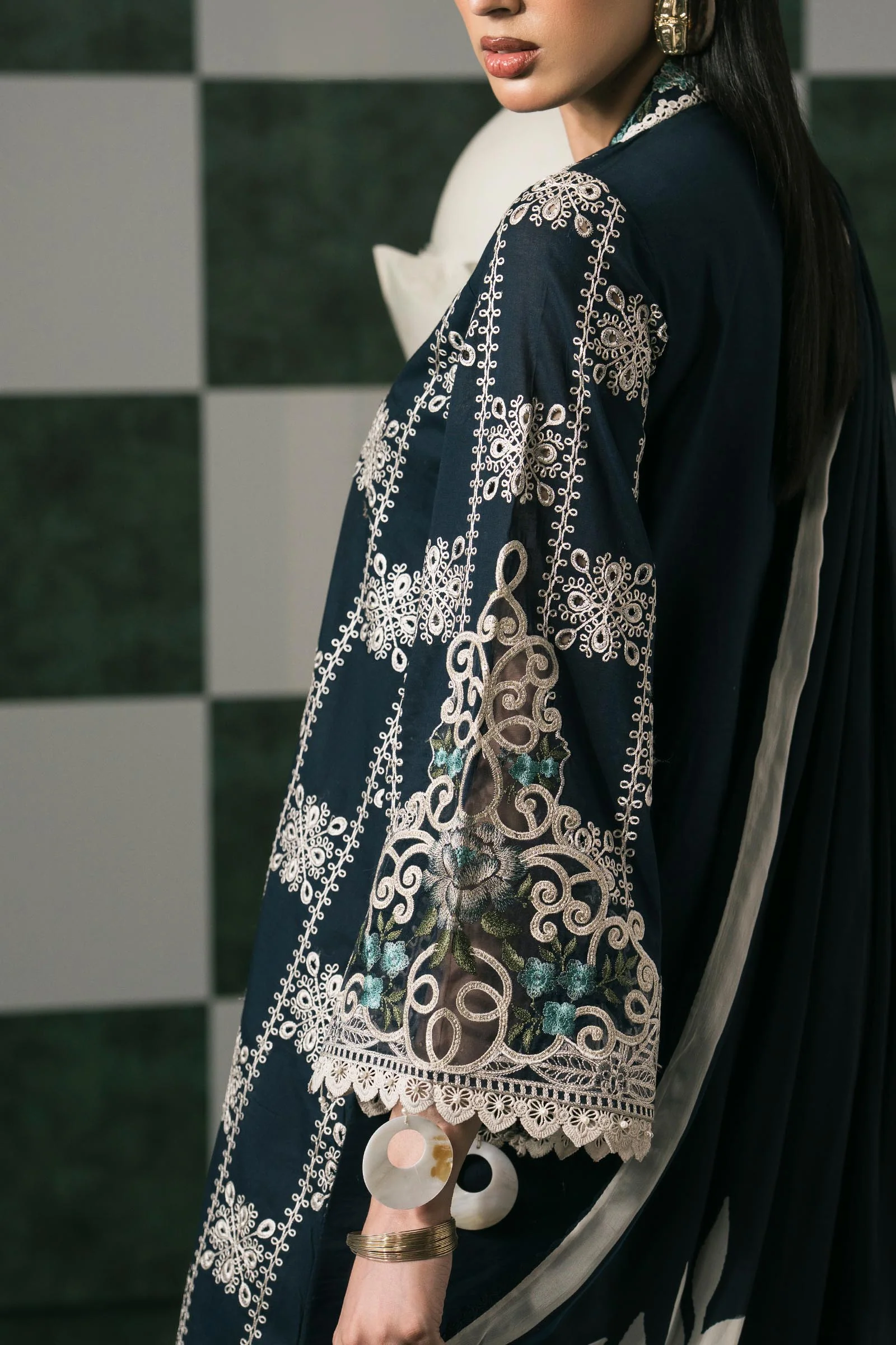 3 Piece Embroidered Lawn Suit - Image 4