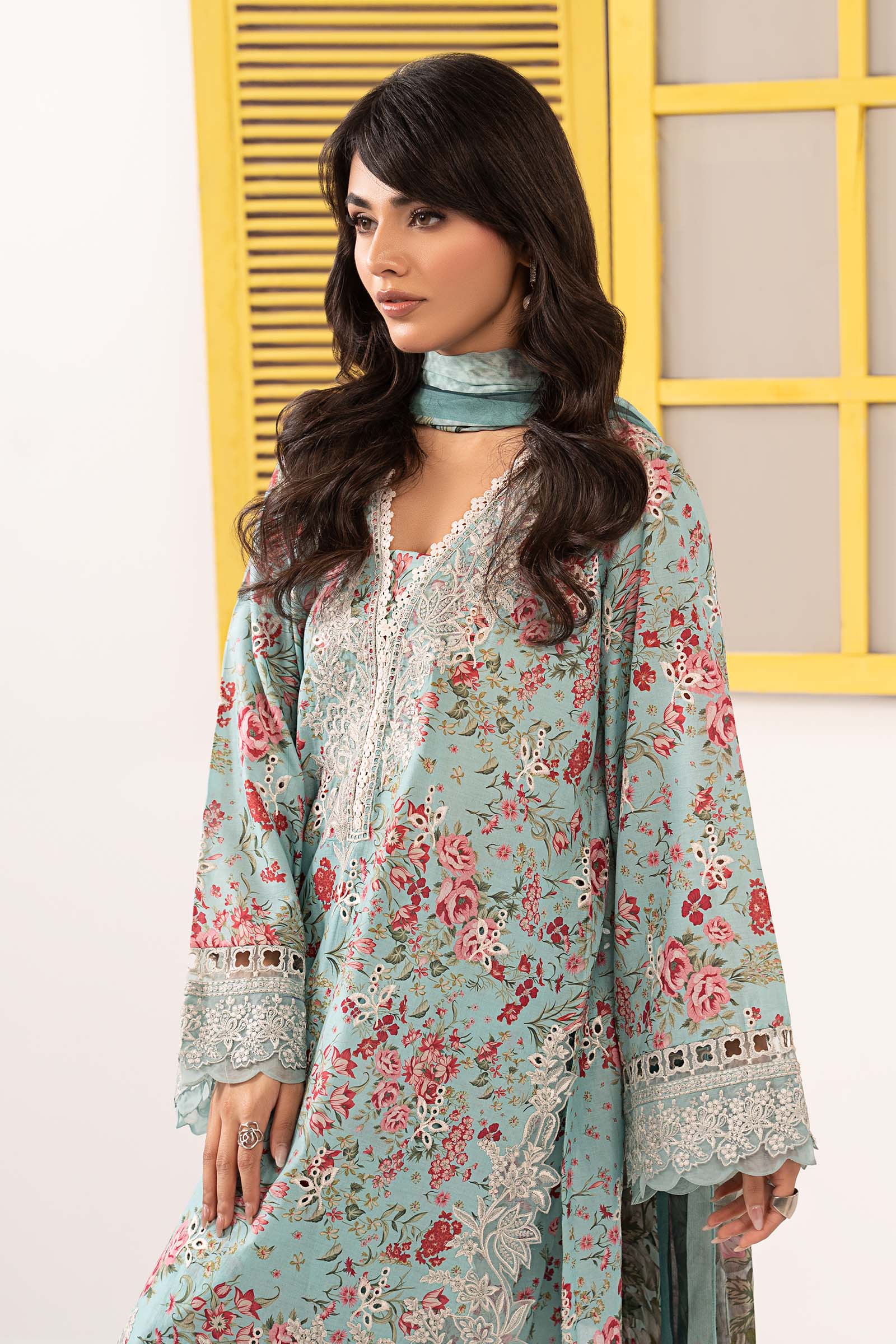 3 Piece Embroidered Lawn Suit - Image 4