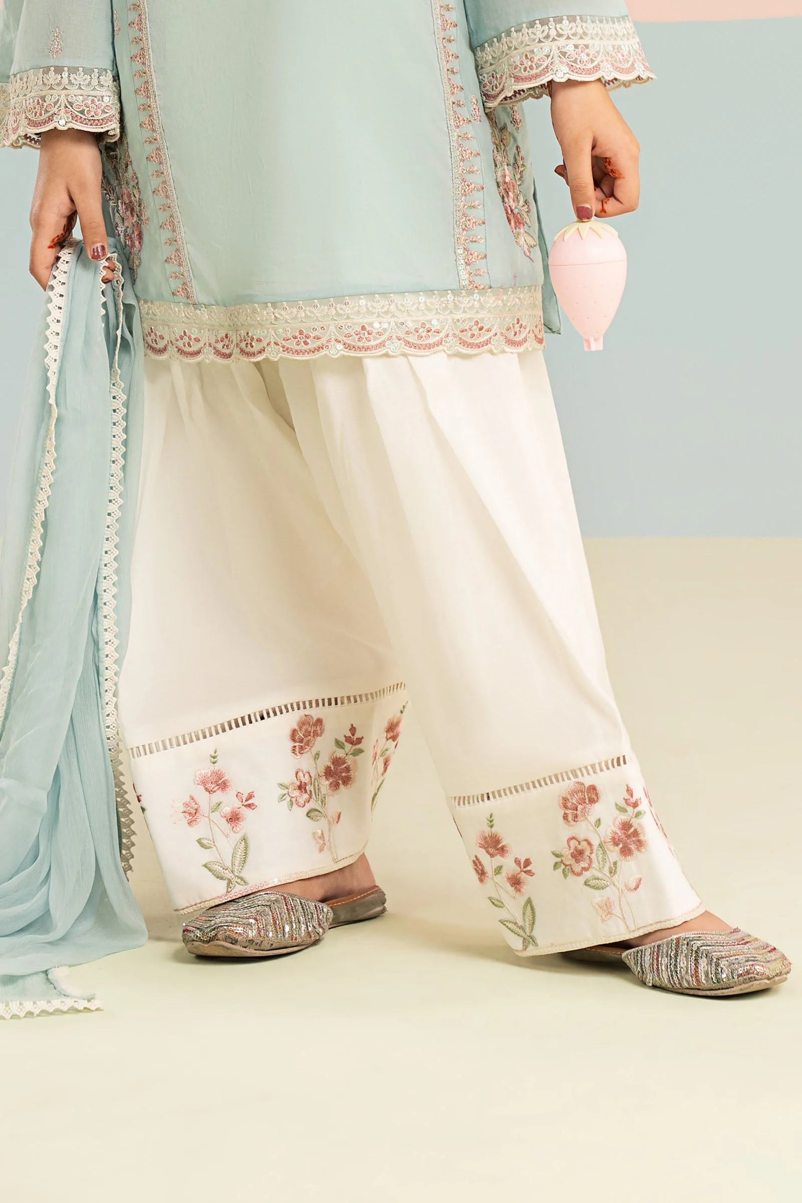 3 Piece Embroidered Lawn Suit - Image 5
